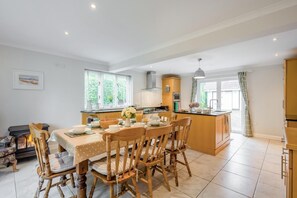 Microwave, oven, dishwasher, high chair - 3 Bed in Ufford (oc-sfmea) (Ufford)