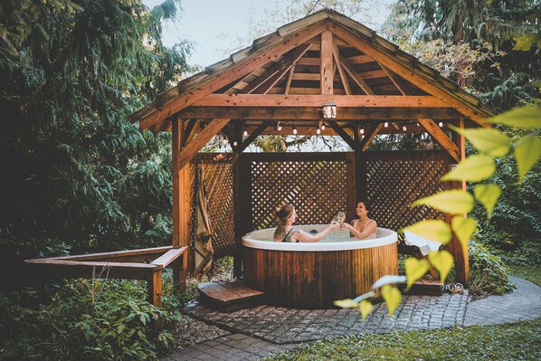 Outdoor spa tub - Summit Suite at Ashford Lodge - Hot Tub and Projector, near Mt. Rainier! (Ashford)