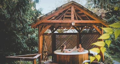 Summit Suite at Ashford Lodge - Hot Tub and Projector, near Mt. Rainier!