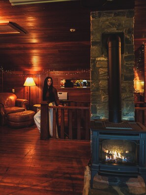 Interior - Summit Suite at Ashford Lodge - Hot Tub and Projector, near Mt. Rainier! (Ashford)