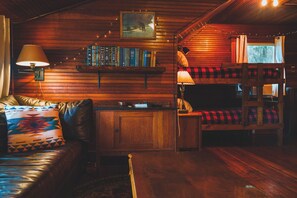 1 bedroom, desk, travel cot, free WiFi - Summit Suite at Ashford Lodge - Hot Tub and Projector, near Mt. Rainier! (Ashford)