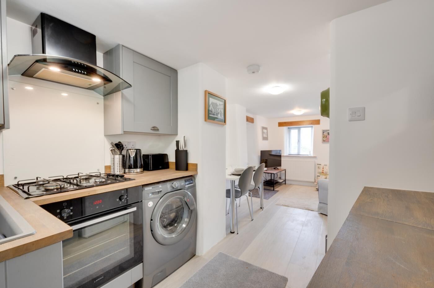 Micro-ondes, four, batterie de cuisine, vaisselle et ustensiles