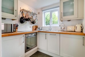 Microwave, oven, dishwasher, cookware/dishes/utensils - 2 Bed in Orford (oc-sfcto) (Orford)