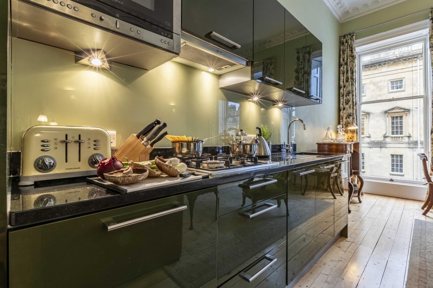 Ovn, oppvaskmaskin og kjøkkenutstyr