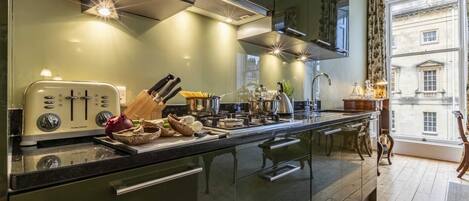 Ovn, oppvaskmaskin og kjøkkenutstyr