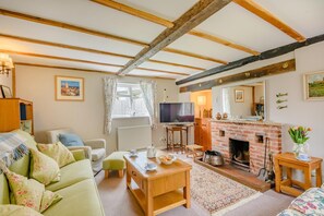 TV, fireplace - 3 Bed in Frostenden (oc-sfhms) (Frostenden)