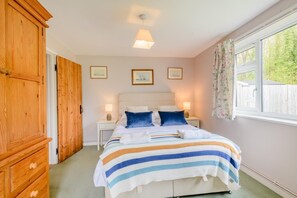 Iron/ironing board, travel cot, free WiFi, bed sheets - 3 Bed in Frostenden (oc-sfhms) (Frostenden)