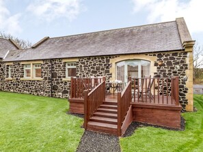 Outdoor dining - 3 Bed in Alnwick (oc-80479) (Newton-by-the-Sea)