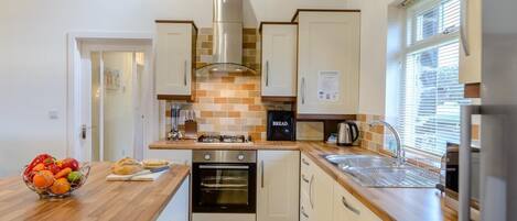 Horno, lavavajillas, silla alta para bebés, utensilios de cocina