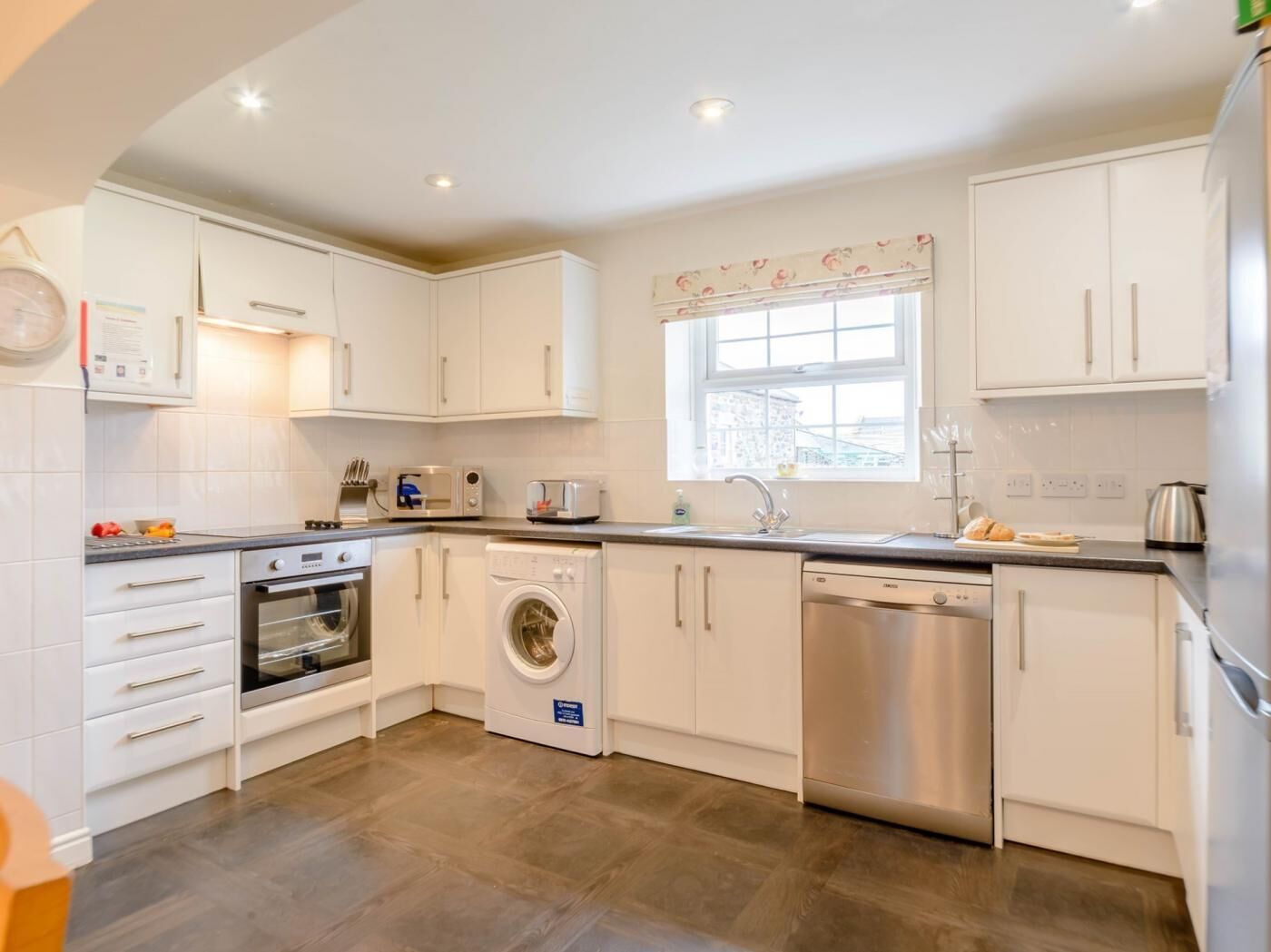 Four, lave-vaisselle, chaise haute