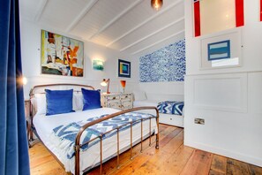 Iron/ironing board, free WiFi, bed sheets - Hideaway & Tremayne - Five Bedroom House, Sleeps 11 (St Ives)