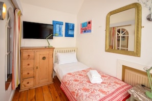 9 bedrooms, iron/ironing board, travel cot, free WiFi - 5 Bed in St. Ives (oc-hidtre) (St Ives)
