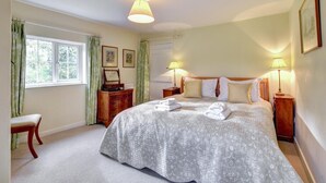 A bedroom with a large bed, bedside lamps, a dresser, and a window with curtains. - 2 Bed in Iken (oc-sfboo) (Iken)
