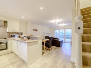 Oven, dishwasher, high chair, cookware/dishes/utensils - 2 Bed in Alnwick (oc-80494) (Newton-by-the-Sea)