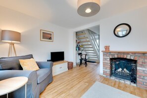 TV, fireplace - 2 Bed in Woodbridge (oc-48sc) (Woodbridge)