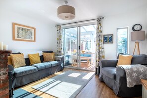 TV, fireplace - 2 Bed in Woodbridge (oc-48sc) (Woodbridge)