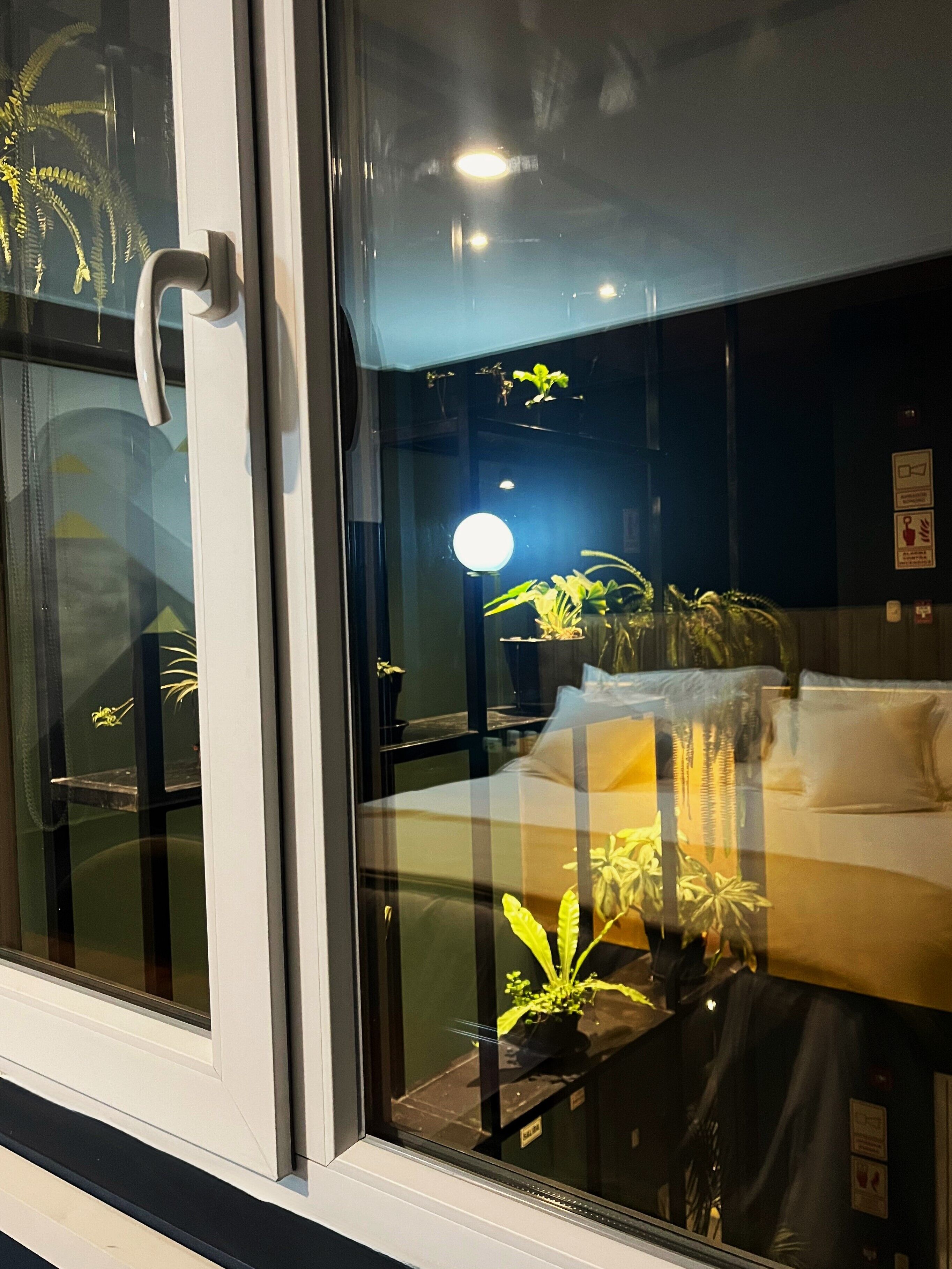 Standaard suite, uitzicht op binnenplaats | Een kluis op de kamer, geluiddichte muren, gratis wifi