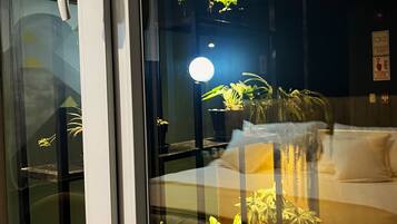 Standaard suite, uitzicht op binnenplaats | Een kluis op de kamer, geluiddichte muren, gratis wifi