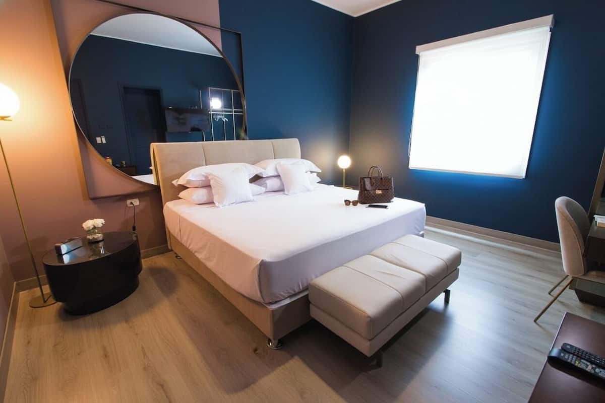 Superior-Suite, Blick auf den Innenhof | Zimmersafe, schallisolierte Zimmer, kostenloses WLAN