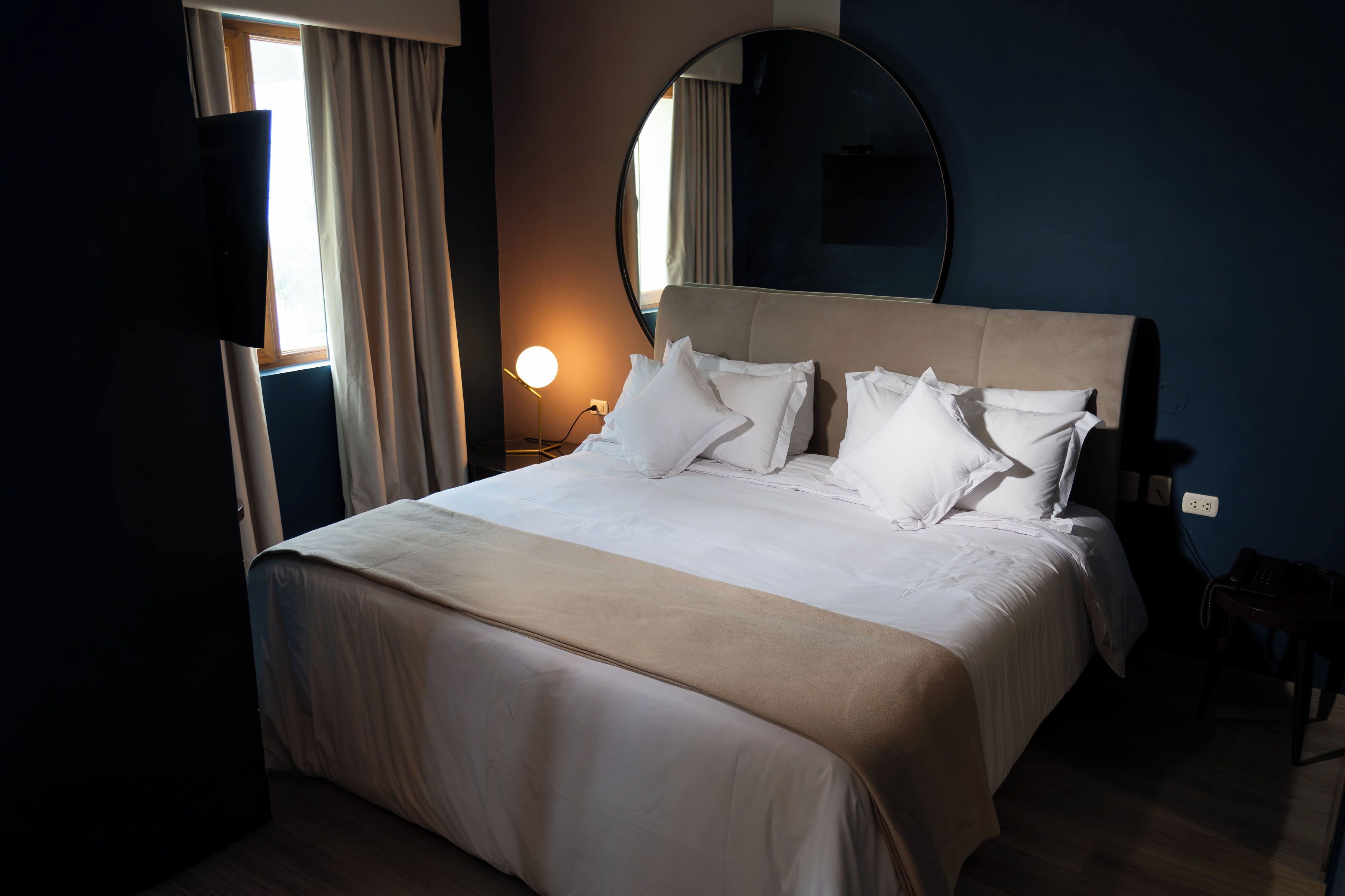 Suite Deluxe, vistas a la ciudad | Caja fuerte, sistema de insonorización, wifi gratis