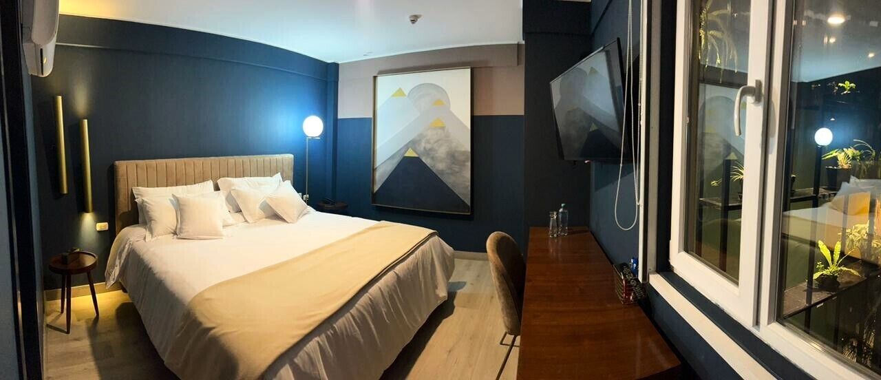 Standard-Suite, Blick auf den Innenhof | Zimmersafe, schallisolierte Zimmer, kostenloses WLAN