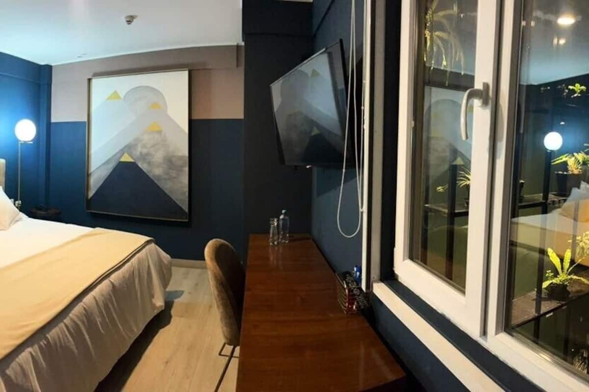 Standard-Suite, Blick auf den Innenhof | Zimmersafe, schallisolierte Zimmer, kostenloses WLAN