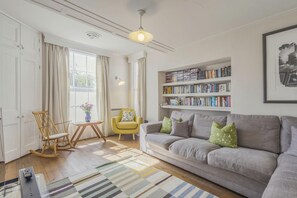 TV, fireplace - 3 Bed in Woodbridge (oc-sfdor) (Woodbridge)