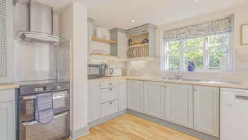 Microwave, oven, dishwasher, cookware/dishes/utensils