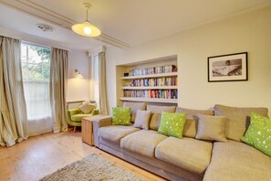 Een televisie en een open haard