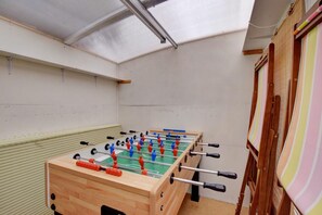 Games room - 3 Bed in Woodbridge (oc-sfdor) (Woodbridge)