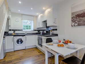 Oven, cookware/dishes/utensils - 1 Bed in Alnwick (oc-80486) (Newton-by-the-Sea)