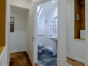 A bathroom with a toilet, sink, and shower. - 1 Bed in Alnwick (oc-80486) (Newton-by-the-Sea)
