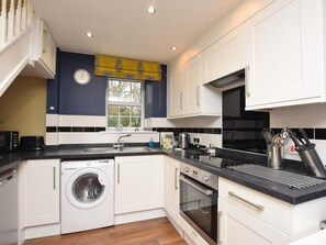Oven, cookware/dishes/utensils - 1 Bed in Alnwick (oc-80486) (Newton-by-the-Sea)