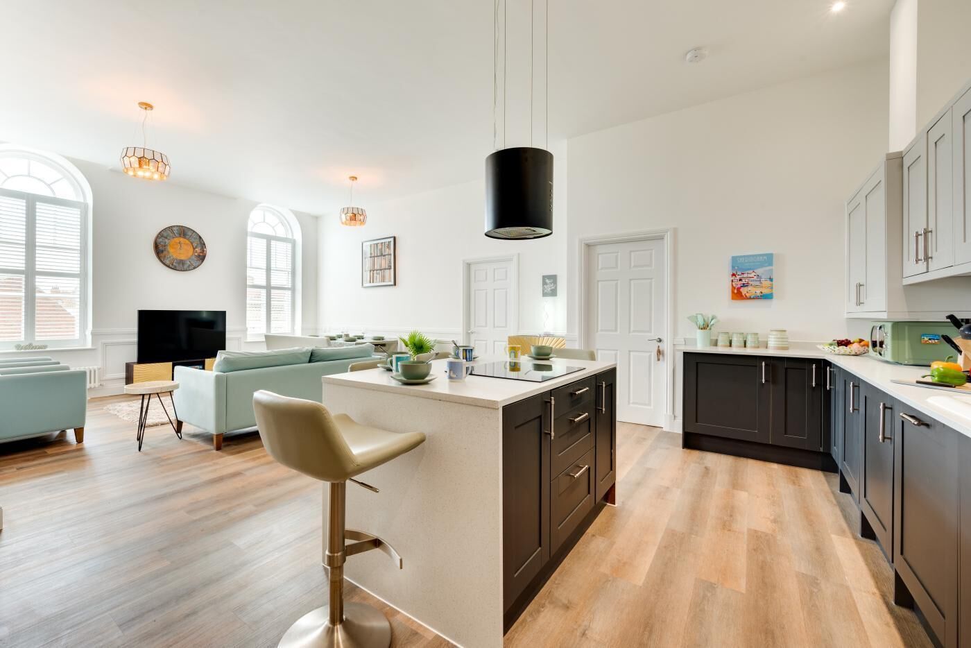 Microondas, horno, lavavajillas y trona infantil