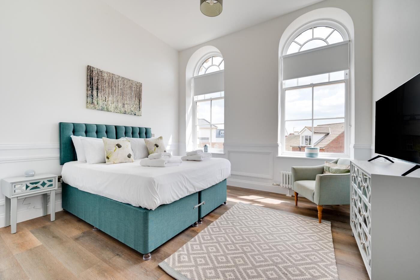 Tabla de planchar con plancha, wifi gratis y ropa de cama 