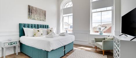 Tabla de planchar con plancha, wifi gratis y ropa de cama