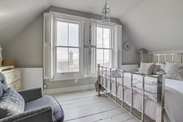 Tabla de planchar con plancha, wifi gratis y ropa de cama 