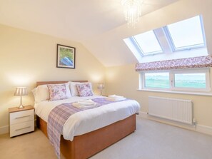 Travel crib, free WiFi, bed sheets