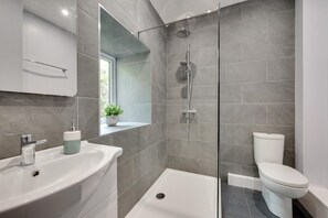 Hair dryer, towels - 3 Bed in Llanllechid (oc-wag712) (Llanllechid)