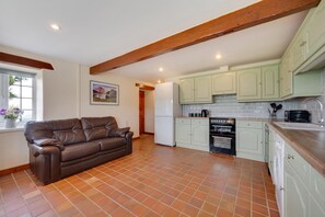 Microwave, oven, dishwasher, high chair - 3 Bed in Llanllechid (oc-wag712) (Llanllechid)
