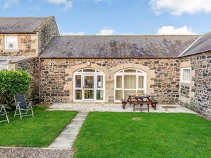 Outdoor dining - 4 Bed in Alnwick (oc-80496) (Newton-by-the-Sea)