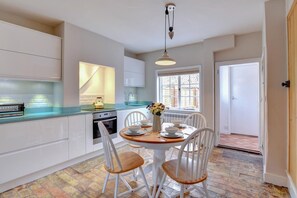 Microwave, oven, dishwasher, cookware/dishes/utensils - 2 Bed in Orford (oc-sflpo) (Orford)