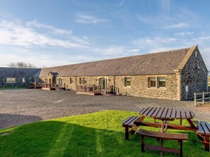 Outdoor dining - 3 Bed in Alnwick (oc-80489) (Newton-by-the-Sea)