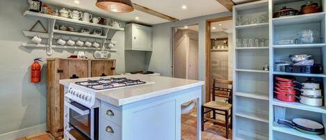 Mikrowelle, Ofen, Geschirrspüler, Hochstuhl