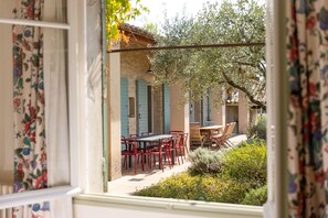 Outdoor dining - Peace and space in Vaison-la-Romaine for 16 people. (Saint-Romain-en-Viennois)