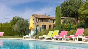 A pool area with lounge chairs and a yellow umbrella. - Peace and space in Vaison-la-Romaine for 16 people. (Saint-Romain-en-Viennois)