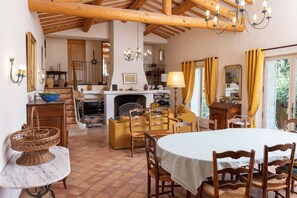Dining - Peace and space in Vaison-la-Romaine for 16 people. (Saint-Romain-en-Viennois)