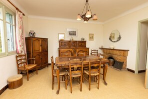 Dining - Peace and space in Vaison-la-Romaine for 16 people. (Saint-Romain-en-Viennois)