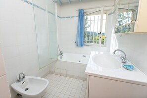 Towels, toilet paper - Peace and space in Vaison-la-Romaine for 16 people. (Saint-Romain-en-Viennois)