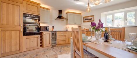 Microwave, oven, dishwasher, cookware/dishes/utensils